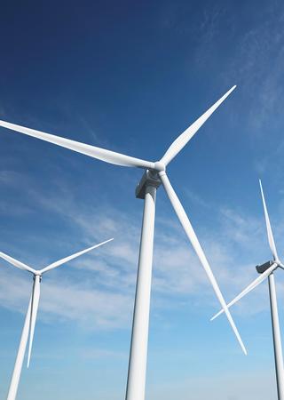 Ciel bleu et trois turbines éoliennes